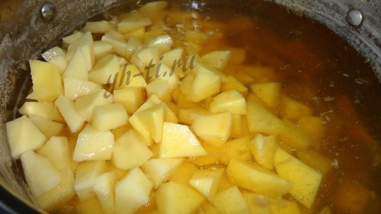 жареные грузди с картофелем и грибным супом