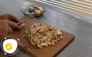 Sådan tilberedes stegte kartofler med champignoner