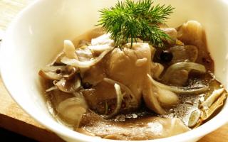 마늘을 곁들인 한국식 절인 굴 버섯을 빠르게 요리하고 겨울 동안 튀긴 아주 맛있는 요리법