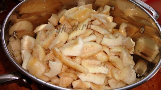 жареные грузди с картофелем и грибным супом