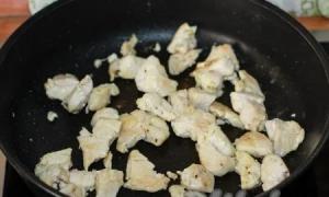 Julienne med kyckling och svamp recept med gräddfil