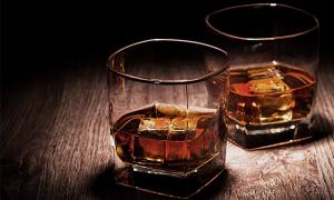 Hvordan lage whisky hjemme: tilberede en drink fra alkohol og moonshine