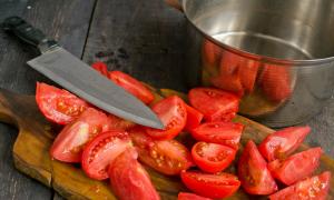 Stuet zucchini med tomater og paprika Metode for å tilberede stuet zucchini med tomater og paprika