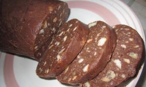 Chokladkorv gjord av kakor och kakao, ett steg-för-steg-recept på hur man lagar den godaste korven