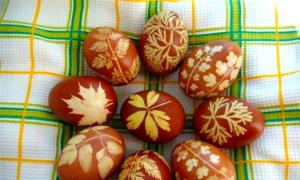 Traditional painting of eggs with onion peels: painted eggs for Easter, boiled in red onion peels