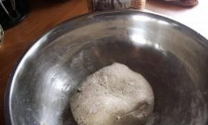 Cara memasak wiket Karelian dari tepung rai dengan resipi kentang dengan foto langkah demi langkah