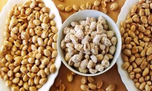 Jak a jak dlouho smažit arašídy v mikrovlnné troubě