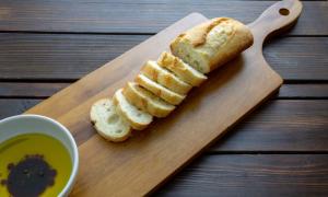 نان شکم پر: دستور العمل های ساده در فر و بدون آن
