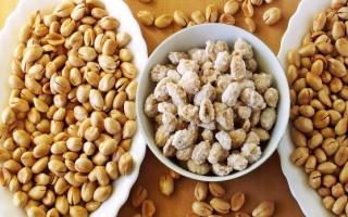 Hvordan og hvor længe man steger peanuts i mikrobølgeovnen