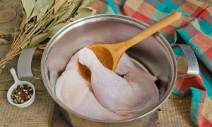 Jak správně připravit polévku z kuřecích stehýnek