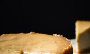 Efektní a lahodný karamelový cheesecake bez pečení