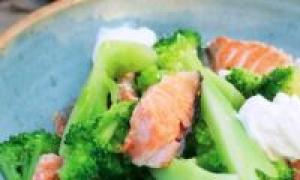 Теплий салат з червоною рибою та броколі
