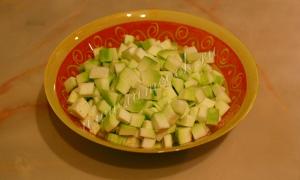 Ways to stew zucchini with onions and carrots, sour cream or meat Stewed zucchini what to serve with