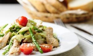 Salat med grønne bønner og tomater Grønn bønnesalat med vegetabilsk olje