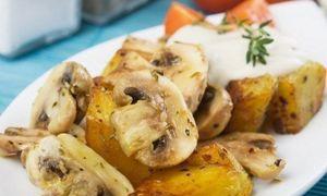 Braten mit Pilzen, Kartoffeln und Fleisch Wie man einen Braten mit Pilzen zubereitet
