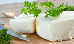 코티지 치즈에서 녹인 가공 치즈 전자 레인지에서 치즈 만드는 법