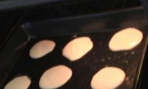 Hur man lagar calla lily cookies i en stekpanna eller i ugnen
