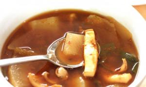 Суп із кальмарів: рецепт приготування Італійський томатний суп із кальмарами
