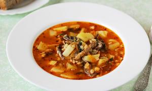 ซุปปลาทะเลชนิดหนึ่งในซอสมะเขือเทศ - ตัวเลือกราคาประหยัดสำหรับมื้อกลางวันแสนอร่อย