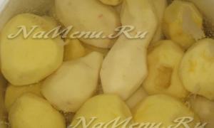 Tilberedning af dumplings med spæk og kartofler