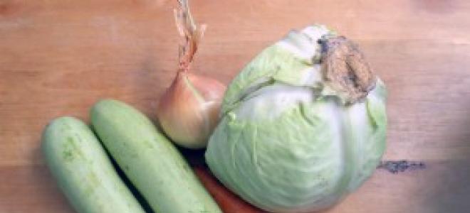 Casseruola di cavolfiore e zucchine Cavolo in umido con zucchine in una pentola a cottura lenta