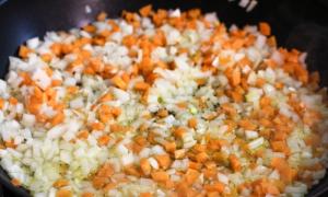 Wachtel mit Speck und Champignon-Karotten-Füllung
