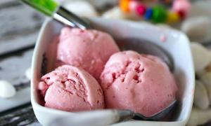 Milk ice cream at home - a treat for kids and not only!