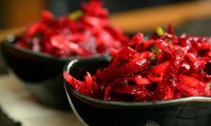 Opskrifter på lækre og sunde rødbedesalater til vinteren Alenka salatopskrift med rødbeder