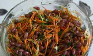 Salad with beans and croutons