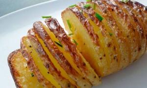 Bakad potatis i ugnen: läckra recept med olika tillsatser och såser
