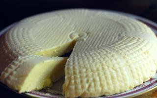 Sulatatud juust multikeetjas Sulatatud juustu valmistamine kodujuustust multikeetjas