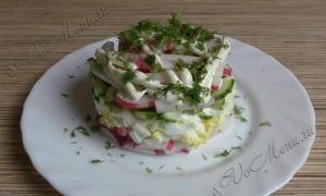 Як приготувати салат з огірком і яйцем?
