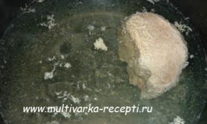 Soljanka-Mischfleisch in einem Slow Cooker Solyanka-Suppe in einem Slow Cooker