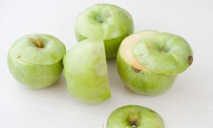 Hvordan lage et eple i en dobbel kjele