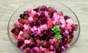 Salat av rødbeter og syltede agurker Salat av rødbeter, syltede agurker og poteter