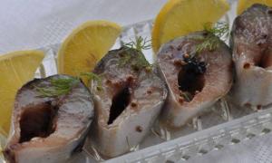 Ikan di bawah pengapangan dengan wortel dan bawang
