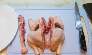 Wie man Knochen von Hühnchen entfernt