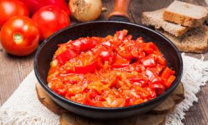 Matlaging av lecho fra paprika og tomater til vinterens lecho-oppskrift for vinteren