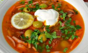 Matlaging av den berømte suppen: pickleoppskrift med pølse