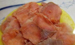 Fischtag: gesalzener rosa Lachs zu Hause - sehr lecker auf jedem Tisch
