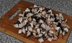 Салати з куркою та маринованими грибами: прості рецепти
