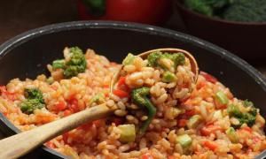 Ris med stuvning Klassisk opskrift på ris med stuvede grøntsager