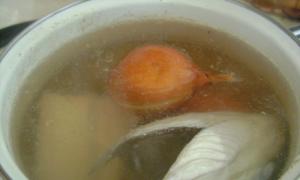 Salmon fish soup: from the head and tails