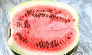 Cooking watermelon juice at home