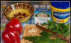 Bakt paprika med feta paprika fylt på bulgarsk stil