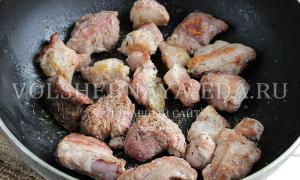 Stuvad nötkött med potatis i en panna