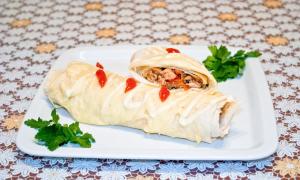 សាច់មាន់ Burrito: រូបមន្តសម្រាប់ម្ហូបម៉ិកស៊ិកស្រូវសាលី tortilla - រូបមន្តនៅក្នុងខ្ទះចៀន