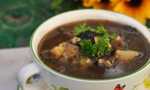 Den enklaste och godaste soppan gjord på färska porcini-svampar