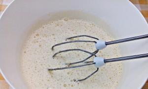 Mannik na kefiru: klasična, bobičasta, krem ​​krema mannik na kefiru
