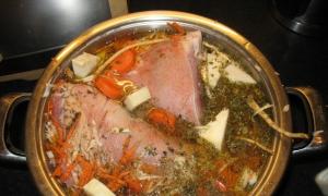오븐에서 구운 돼지 고기 너클 - 맛있는 왕성한 요리를위한 최고의 요리법 베이킹 백에 구운 Rulka